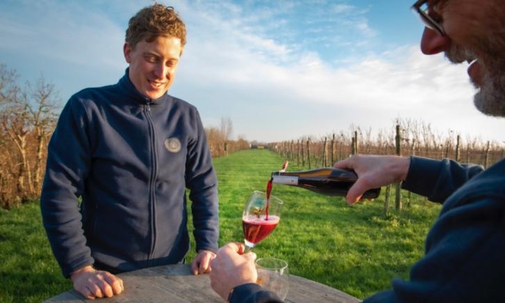 Gooische Grape Ale Rood ingeschonken door brouwer Gijs Gooische Grape Ale Rood ingeschonken door brouwer Gijs Troost onder toeziend oog van Diederik Beeker van het Betuws Wijndomein